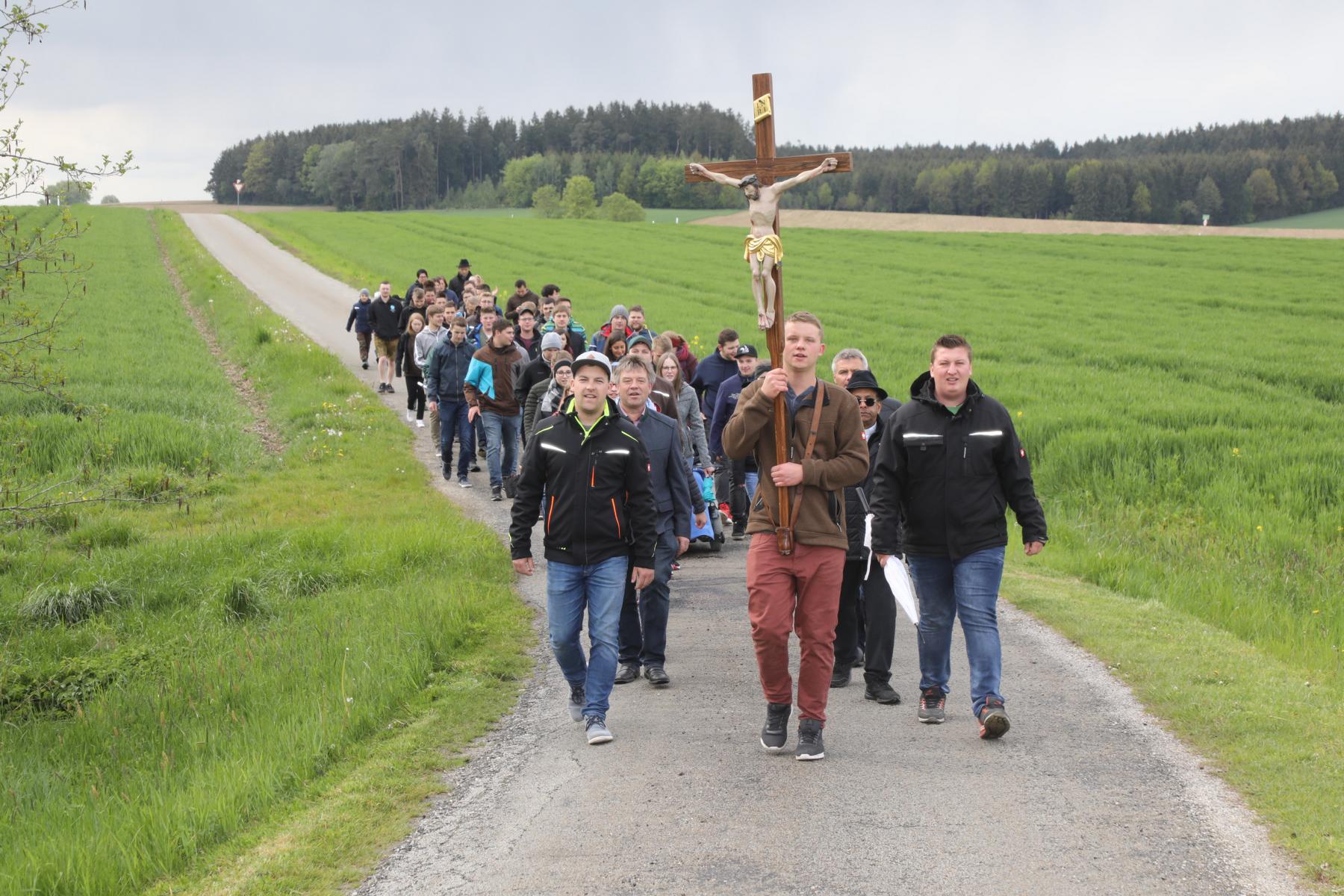 Die KLJB beim Rosenkranz auf dem Weg nach Rabiswimm